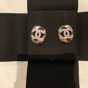 Chanel Silver Earrings with cc logo, absolutely stunning brand new,authentic!
